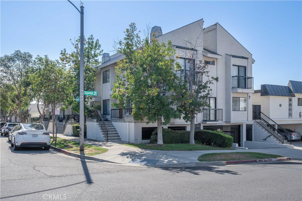 638 E Tujunga Avenue