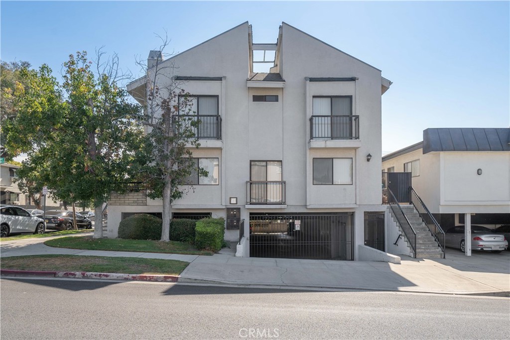 638 E Tujunga Avenue