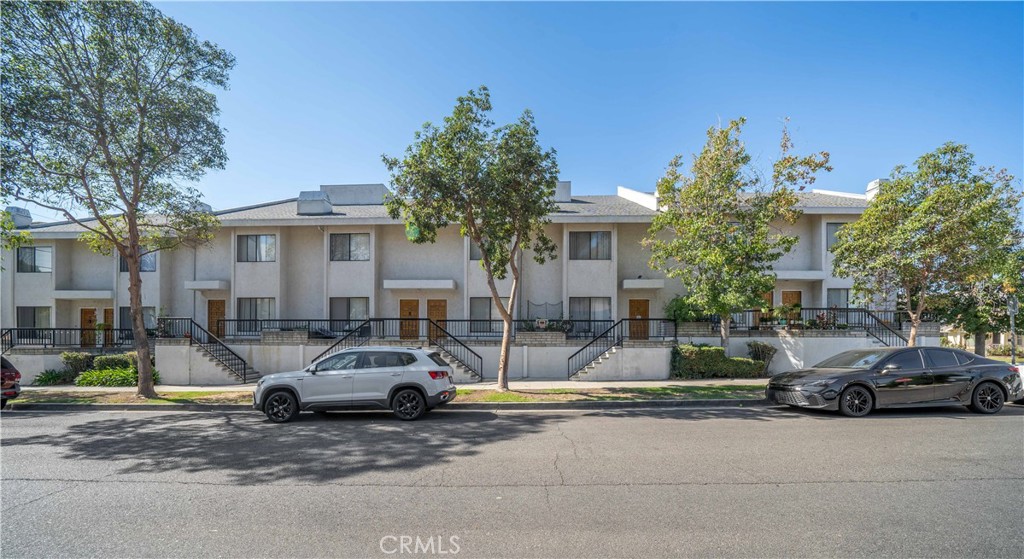 638 E Tujunga Avenue