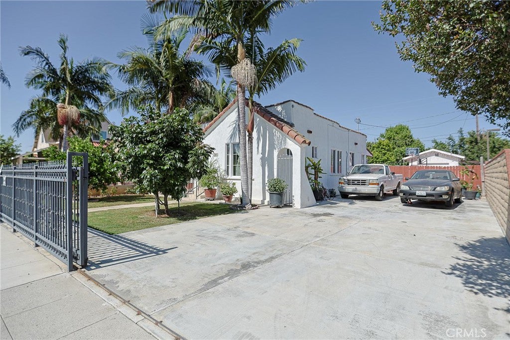 2811 Lexington AVE