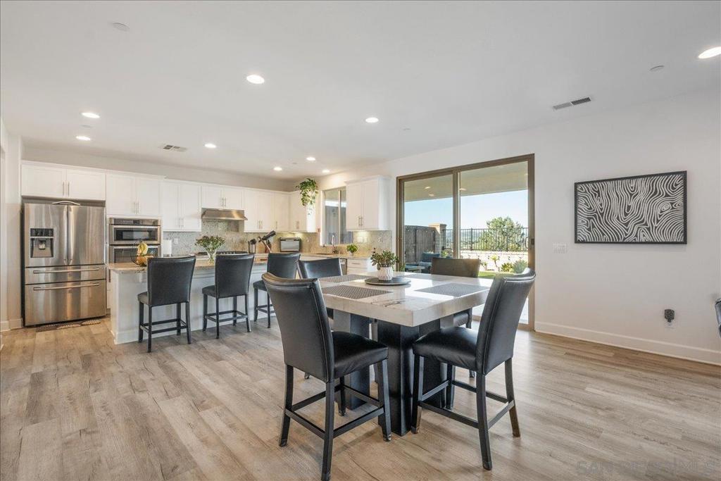 1517 Leonis Pl