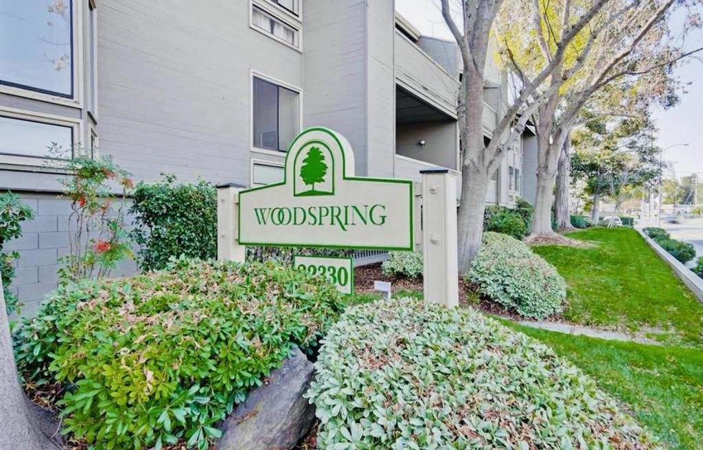 Walk to top Cupertino schools! Top floor unit with no one above you, balcony facing inside garden, vaulted ceiling, light and bright with extra windows, hardwood flooring, recess lightings, remodeled kitchen and bathrooms, built in organizers, extra storage space, assigned parking spots, secured building , club house, pool. walking distance to Trader Joe's, Rite Aid, Ace, Starbucks and Peet's coffee, subway, grocery store, WellsFargo bank, dry cleaning, nail salon, easy access to freeway 280 and 85 and Foothill Express, close to Foothill College and De Anza college, 10 mins drive to Stanford University, major high-tech companies including Apple headquarter and Google.