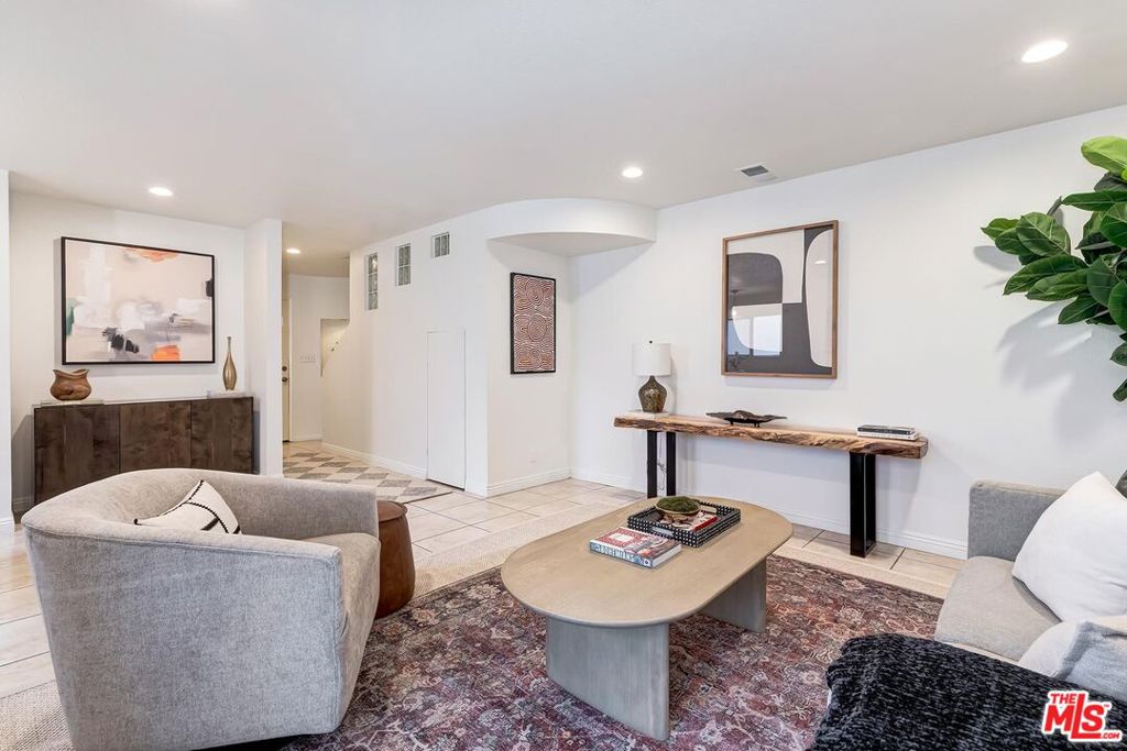 7651 Reseda Boulevard 3T