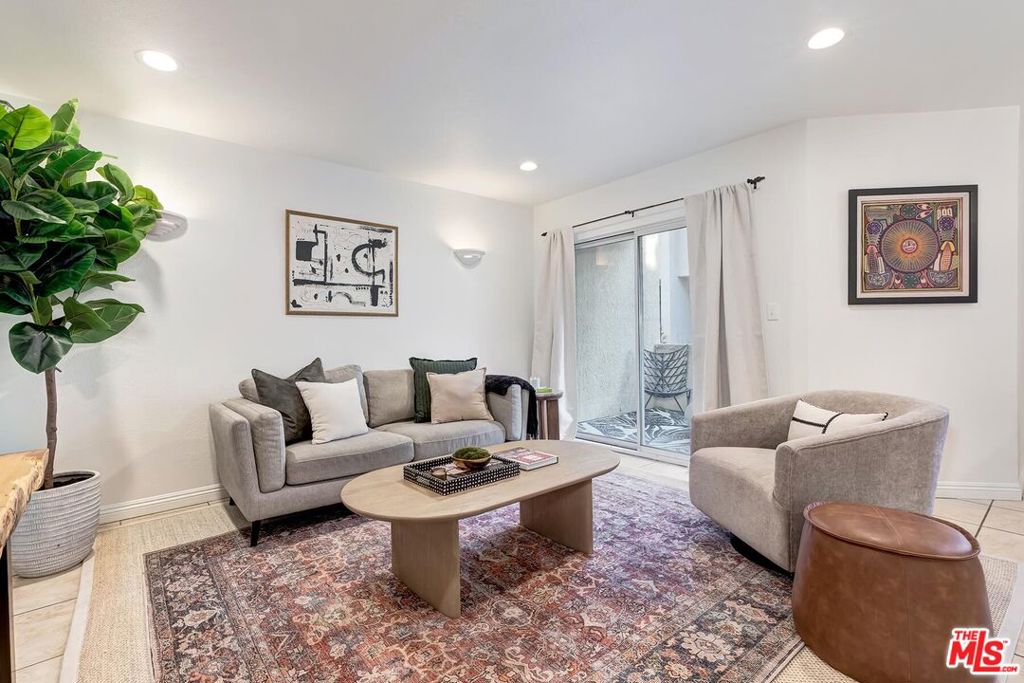 7651 Reseda Boulevard 3T