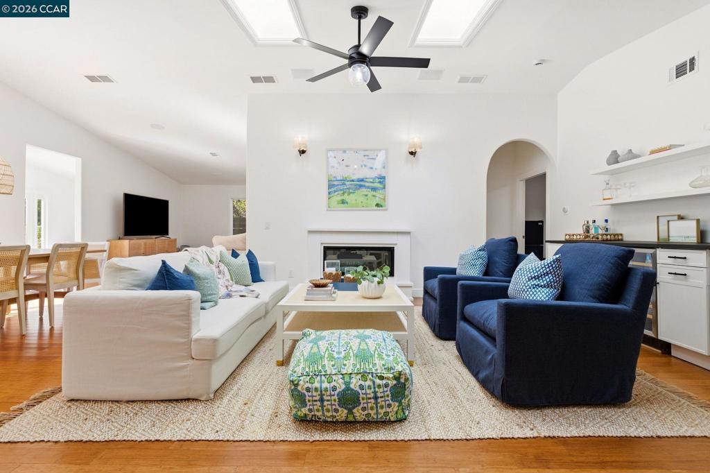 2643 Buena Vista Ave
