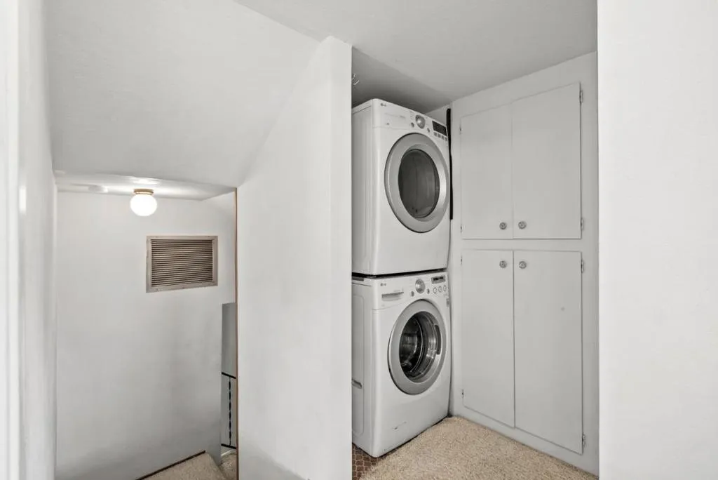 Los Gatos, California 95032, United States, 2 Bedrooms Bedrooms, ,3 BathroomsBathrooms,Residential,Active,20055