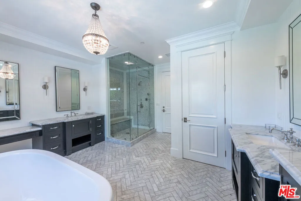 Tarzana, California 91356, United States, 5 Bedrooms Bedrooms, ,7 BathroomsBathrooms,Residential,Active,218431