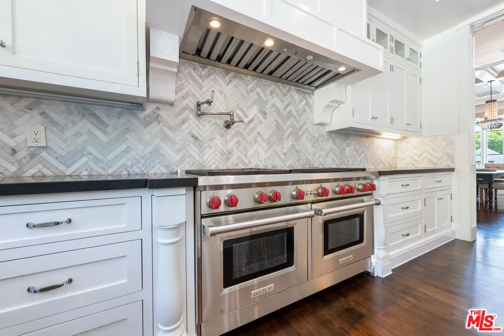 Tarzana, California 91356, United States, 5 Bedrooms Bedrooms, ,7 BathroomsBathrooms,Residential,Active,218431