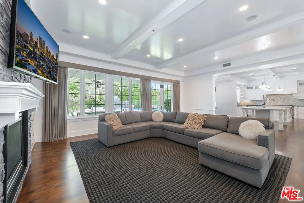 Tarzana, California 91356, United States, 5 Bedrooms Bedrooms, ,7 BathroomsBathrooms,Residential,Active,218431