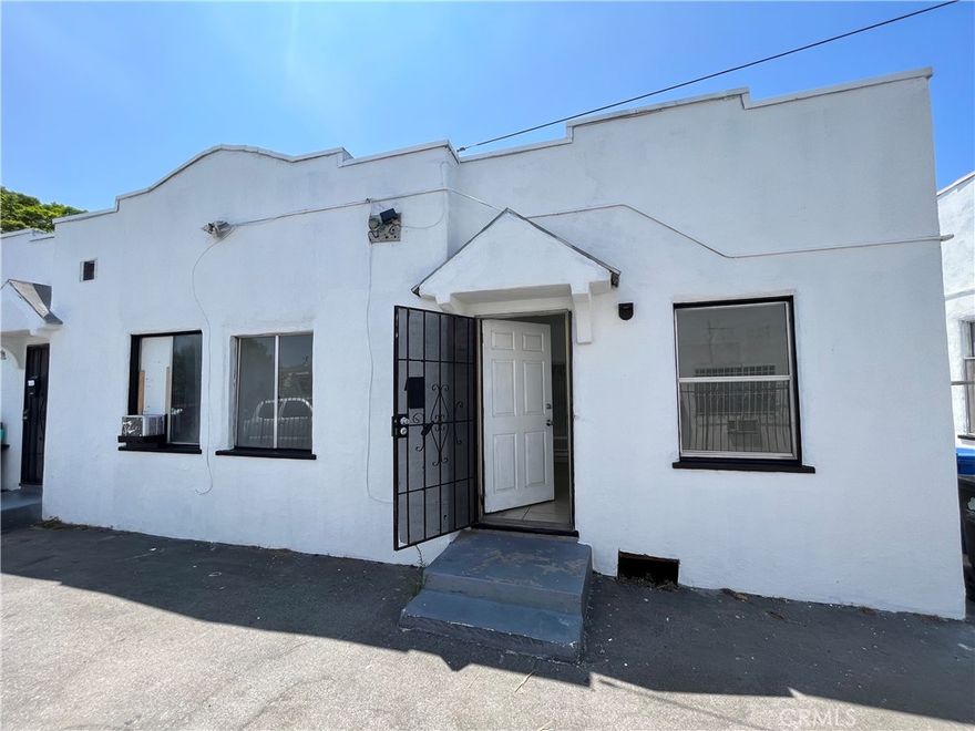 Fully updated and move-in ready, this charming property is located in the heart of the vibrant and historic West Adams neighborhood. The unit features air conditioning, stainless steel appliances including a refrigerator and gas range, and washer/dryer hookups for added convenience.

Enjoy immediate availability in a well-positioned property that blends original character with modern upgrades. Just  half a mile from the Expo/La Brea Metro Station, this location offers quick access to major freeways and public transit, making commuting a breeze.

Walkable and energetic, the surrounding area boasts a Walk Score of 85 and is home to some of L.A.’s most talked-about eateries and cafes, including Highly Likely, Mizlala, and Alta. Whether you're looking for a quiet place to relax or quick access to downtown, Culver City, and the beach, this is a perfect central location.