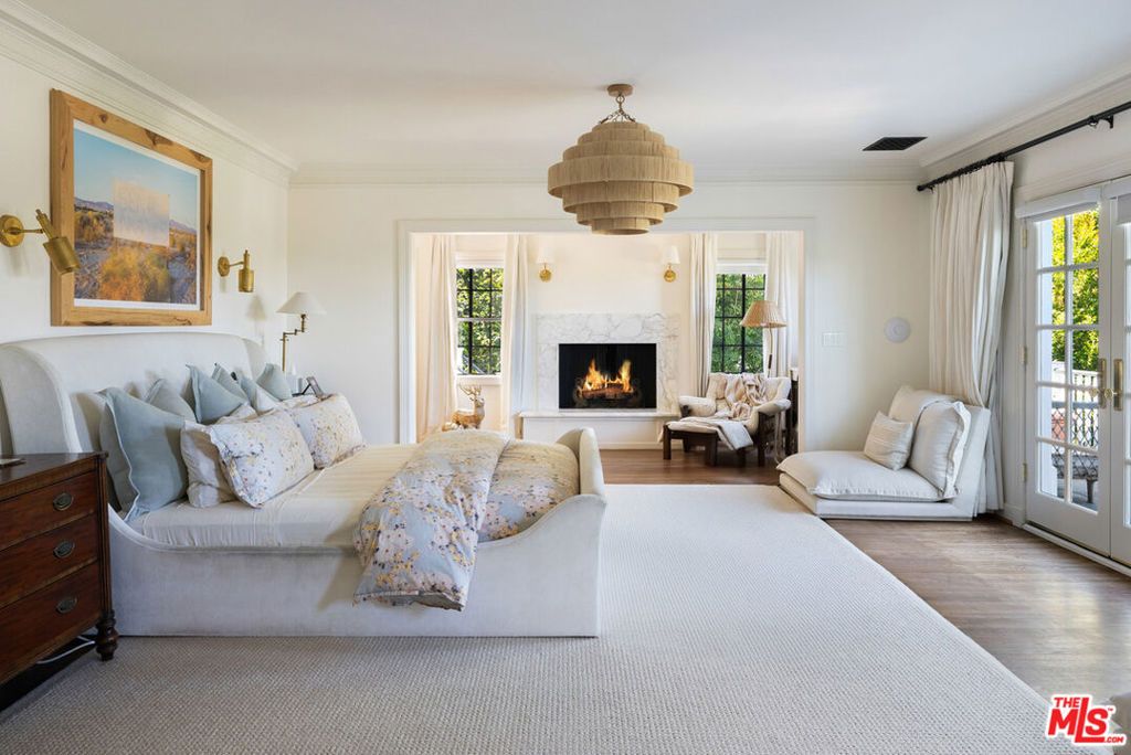 Photo of 320 Hilgard Avenue, Los Angeles, CA 90024 (MLS # 25613695)