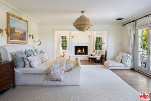 Photo of 320 Hilgard Avenue, Los Angeles, CA 90024 (MLS # 25613695)