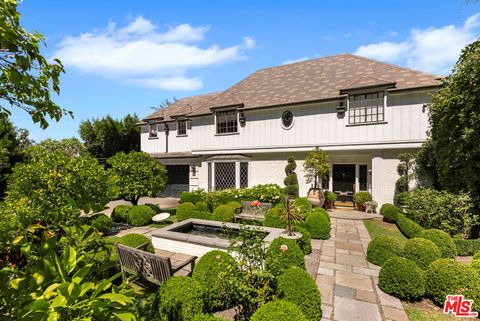 Photo of 320 Hilgard Avenue, Los Angeles, CA 90024 (MLS # 25613695)