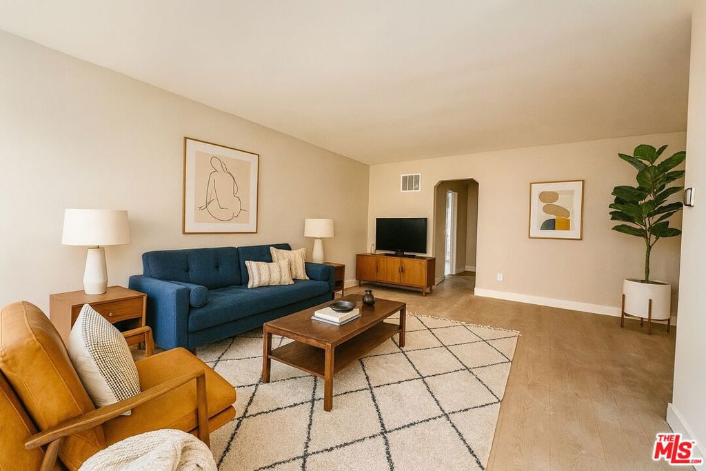 1 bedroom, 1 bath with a charming kitchen, Stainless steel appliances, and wood floors, are some of the highlights of this property. Additional features include: Reserved Parking, Kitchen w/fridge, dishwasher, oven and microwave. Great location in a boutique building with close proximity to desirable restaurants, grocery stores, coffee shops, La Cienega Park, houses of worship, Beverly Center, Pico/Robertson (Beverlywood), 405/10 freeways, and more. Some photos may be virtually staged.