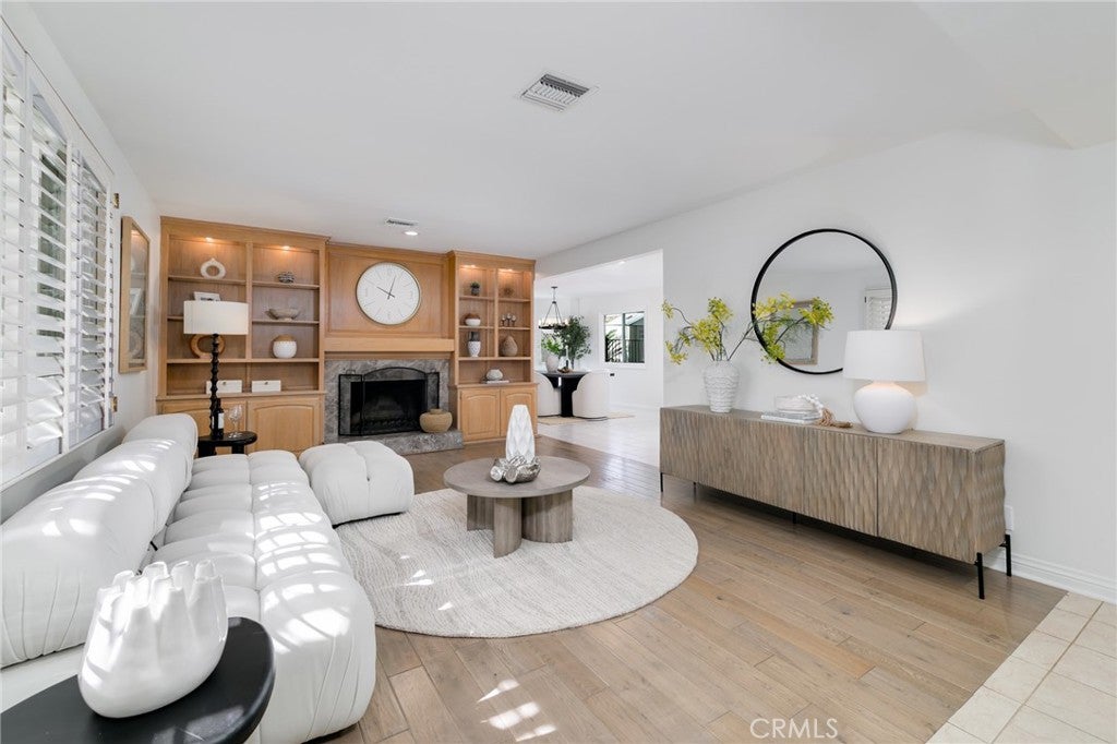 1102 S Reseda