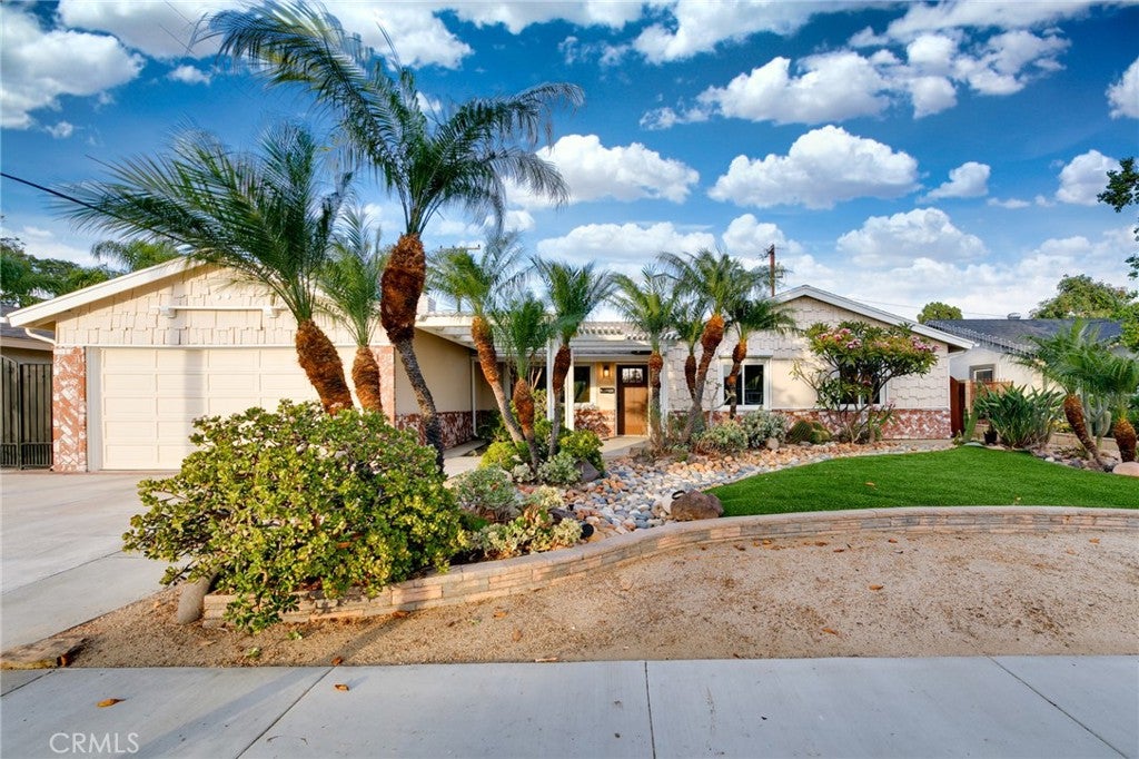 1102 S Reseda