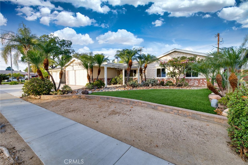 1102 S Reseda