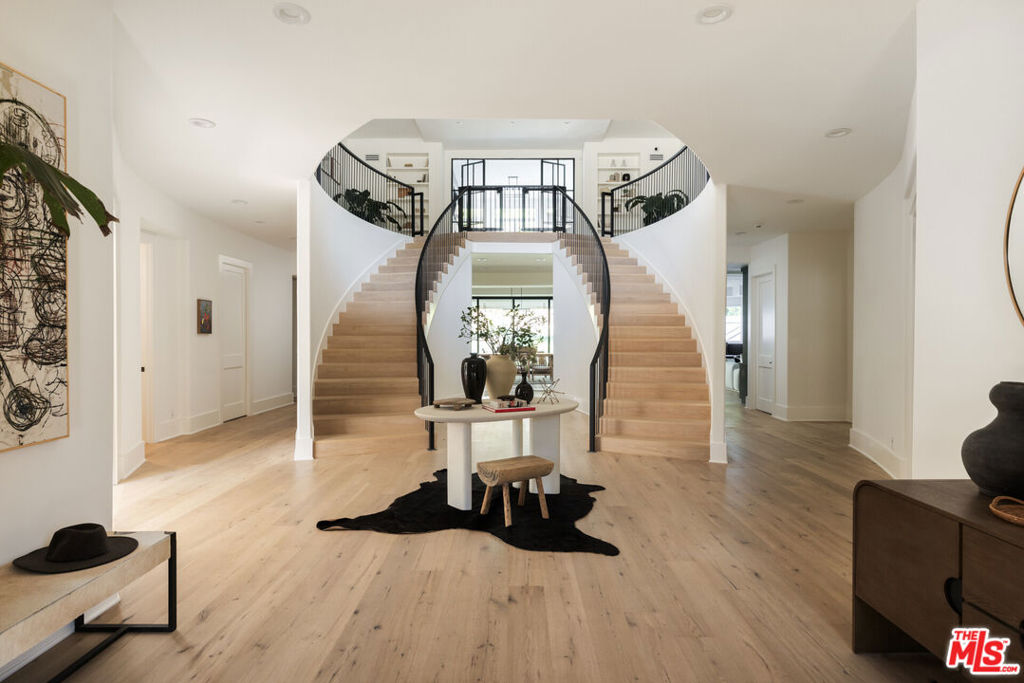 Properties 2 4322 Hayvenhurst Avenue