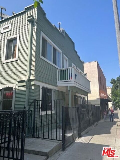 Photo of 1137 S Union Avenue, Los Angeles, CA 90015 (MLS # 26643661)