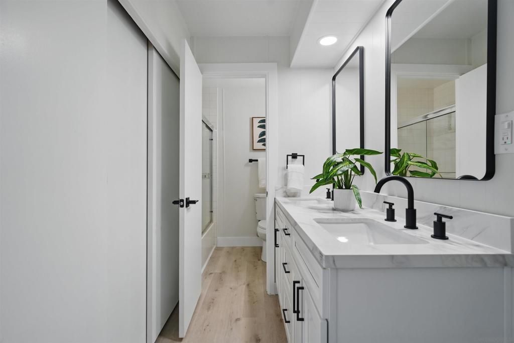 listing image 130728995569667920261