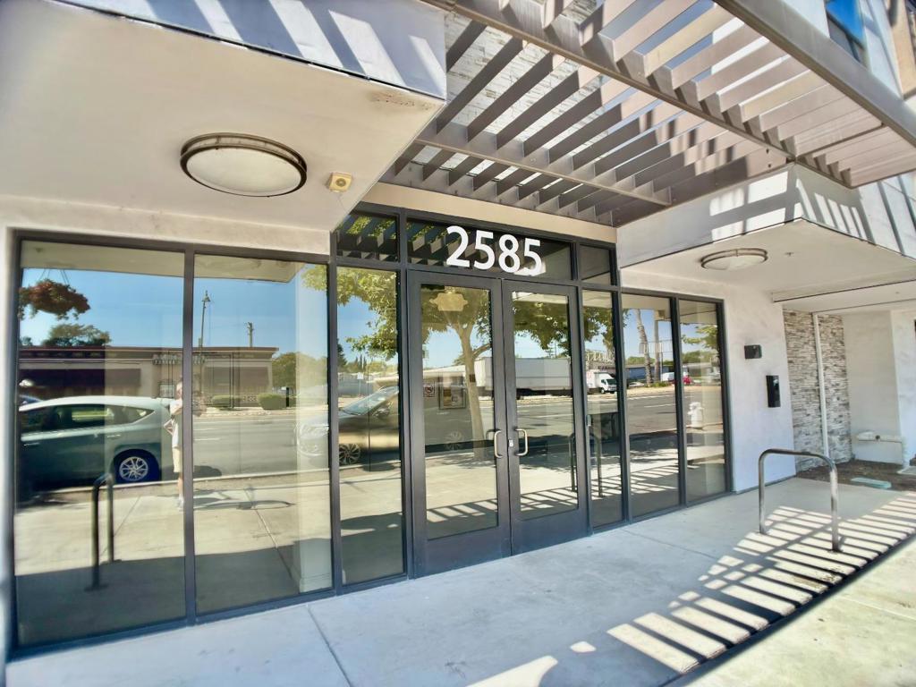 Stunning 3BR/2BA Condo in Prime Santa Clara Location Beautifully updated 3-bedroom, 2-bathroom condo in a newer luxury community. Features an open floor plan, upgraded flooring, new carpet, recessed lighting, and a gourmet kitchen with granite countertops, stainless steel appliances, and a large island. The spacious primary suite includes a walk-in closet and ensuite bath. Enjoy resort-style amenities: fitness center, BBQ sundeck, courtyard play area, EV charging, secure building access, and underground parking. In-unit laundry, central A/C, and lots of natural light. Located minutes from Apple, Nvidia, Google, and top Silicon Valley destinations. Close to shops, restaurants, parks, and public transit.