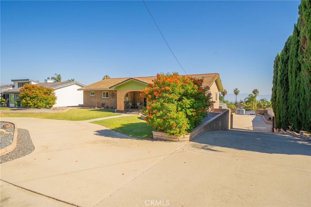 8327 La Senda Road