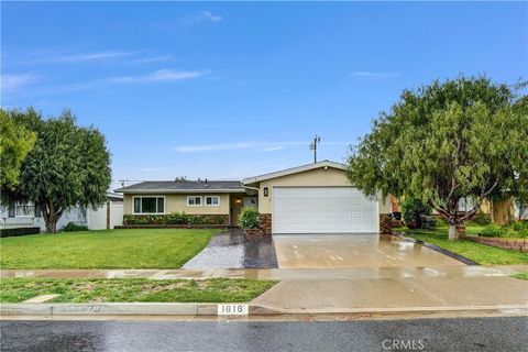 Photo of 1616 Sandalwood Street, Costa Mesa, CA 92626 (MLS # OC26032928)
