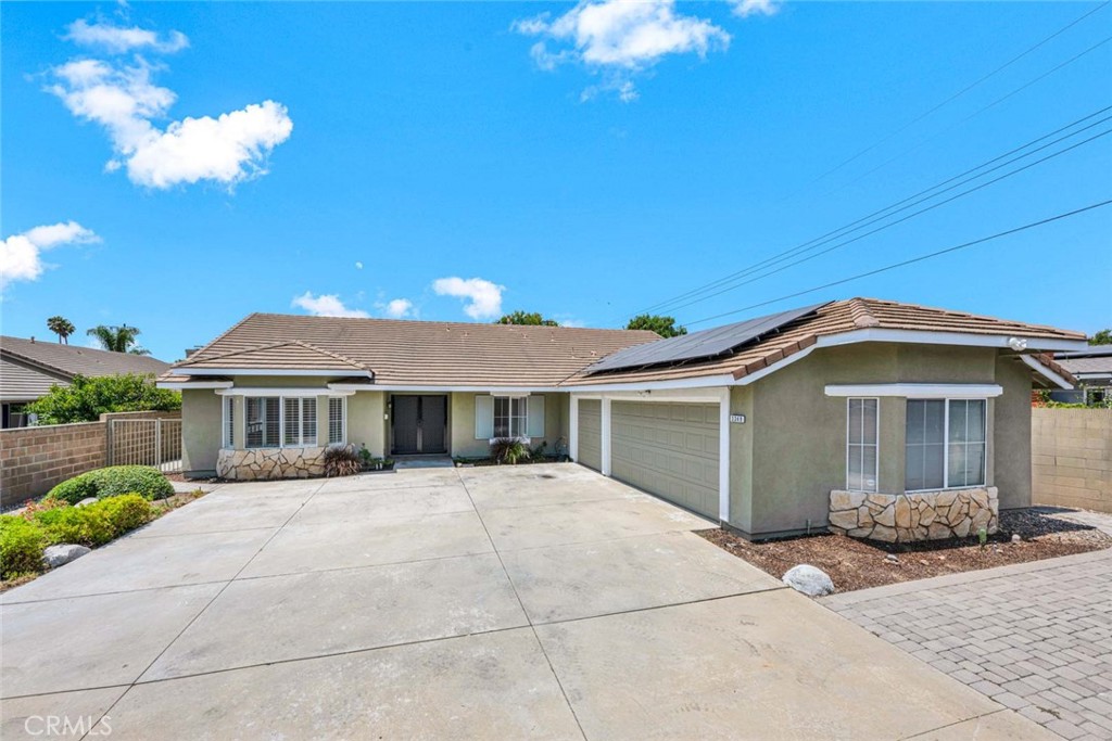3349 E La Veta Avenue