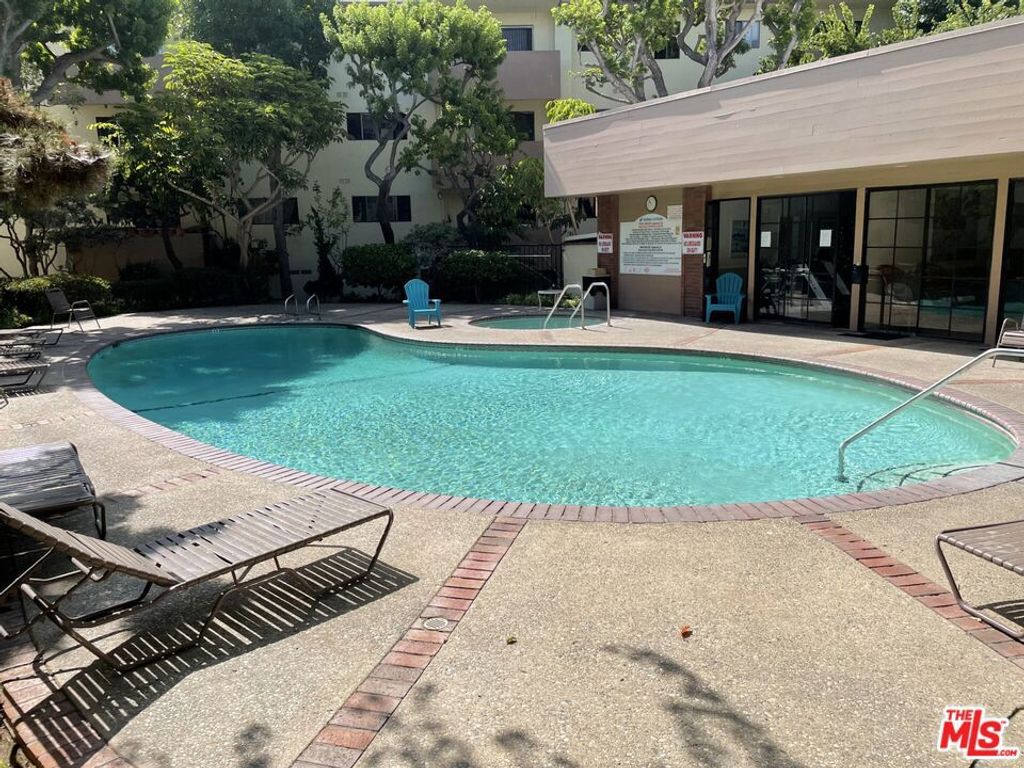 Photo of 5000 S Centinela Avenue #236, Los Angeles, CA 90066 (MLS # 25626417)