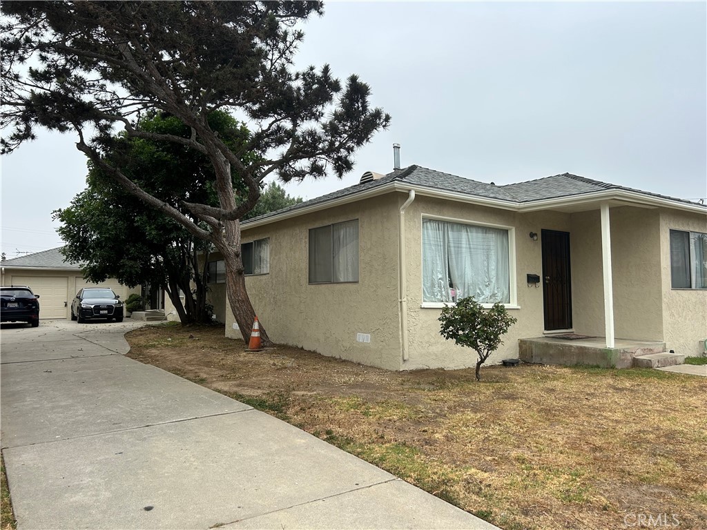 Located in the established Strawberry Park neighborhood, this 2-bedroom, 1-bath unit offers comfortable living in a single-story triplex with long-term respectful neighbors. The home features real hardwood floors throughout, fresh interior paint, and a functional layout.
Enjoy the convenience of a brand-new washer, dryer, refrigerator, and range—all recently installed and ready for use. A detached 1-car garage provides secure parking or extra storage space.
Ideal for those looking for a clean, simple home in a peaceful setting with easy access to nearby amenities, shopping, parks and easy access to freeways whether you work in Los Angeles, Long Beach or Orange Conty. Not fancy—but solid, quiet, and ready to move in.