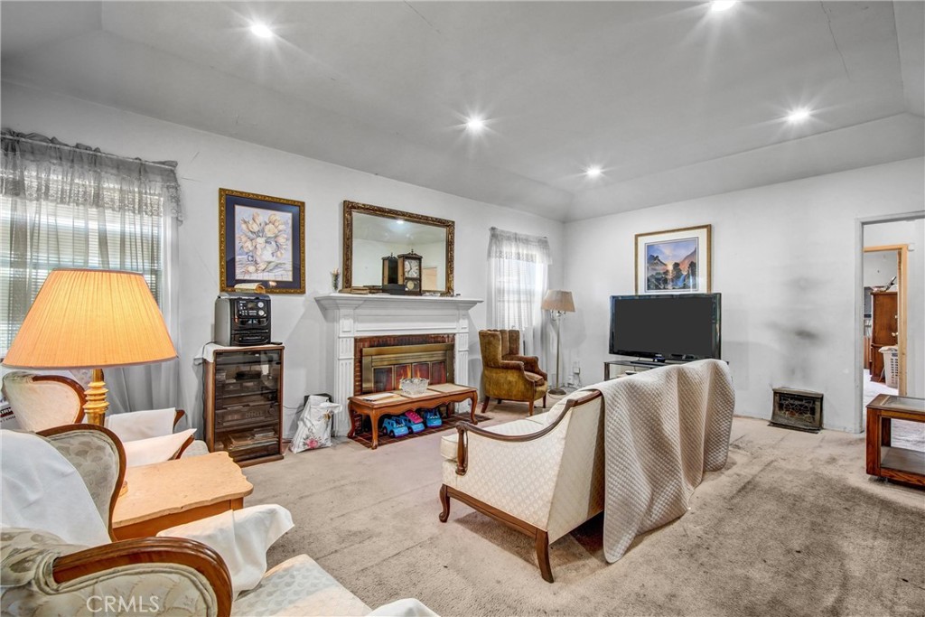 1544 S Burnside