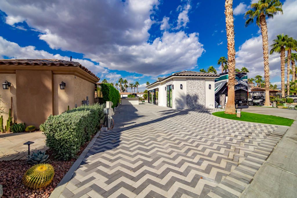 listing image 130729703442703850213