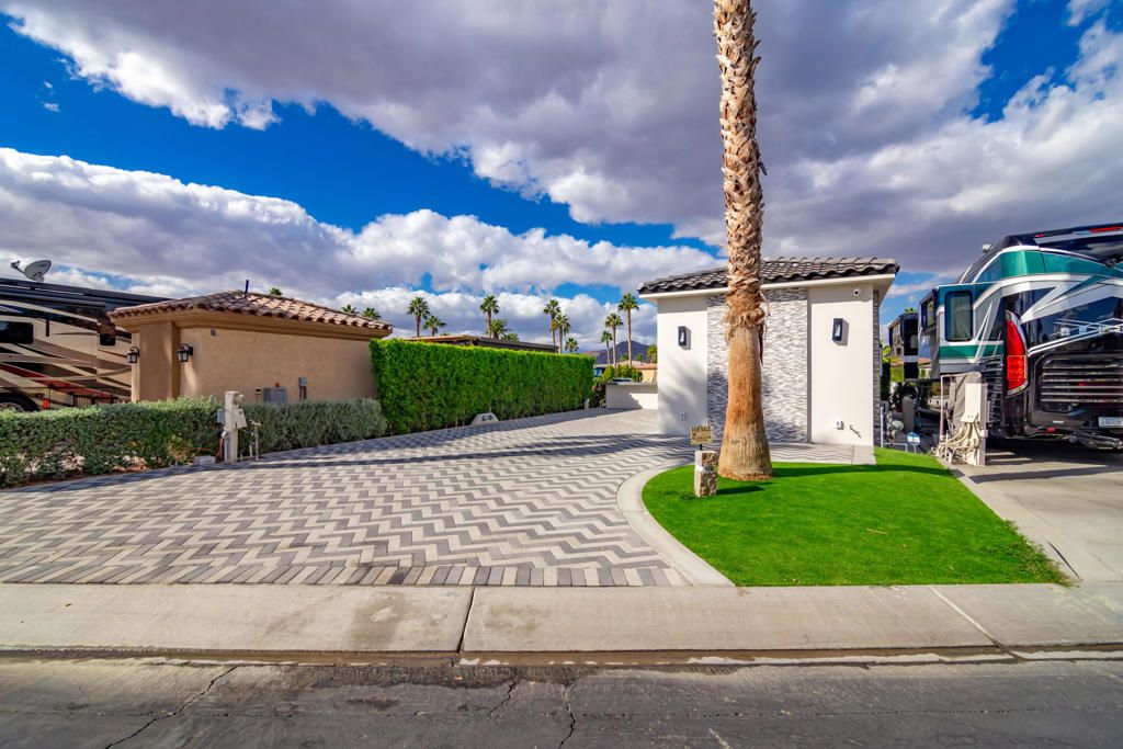 listing image 130729468227154546365