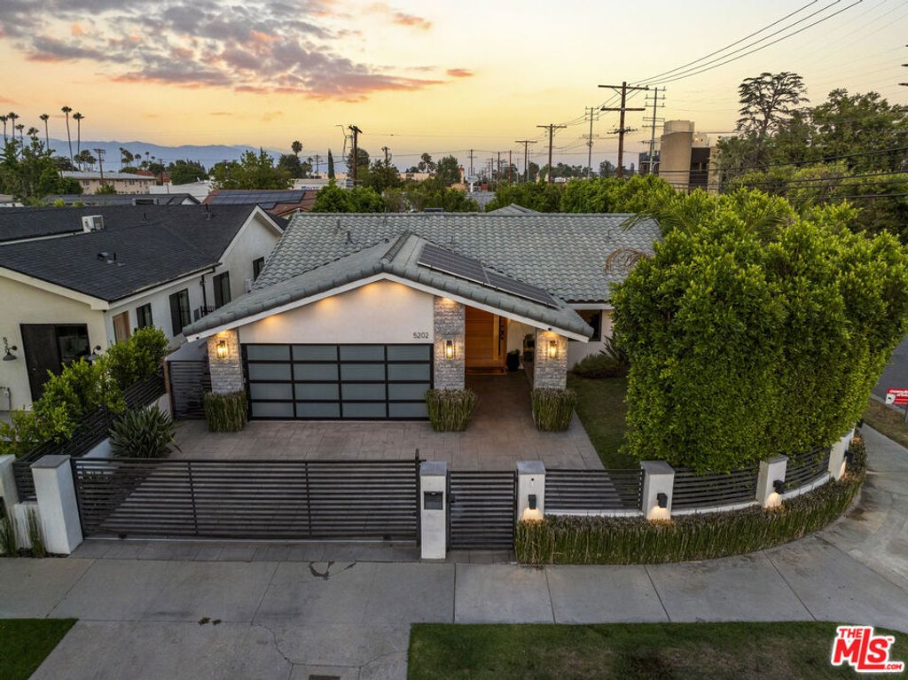 Photo of 5202 Beeman Avenue, Valley Village, CA 91607 (MLS # 25601287)