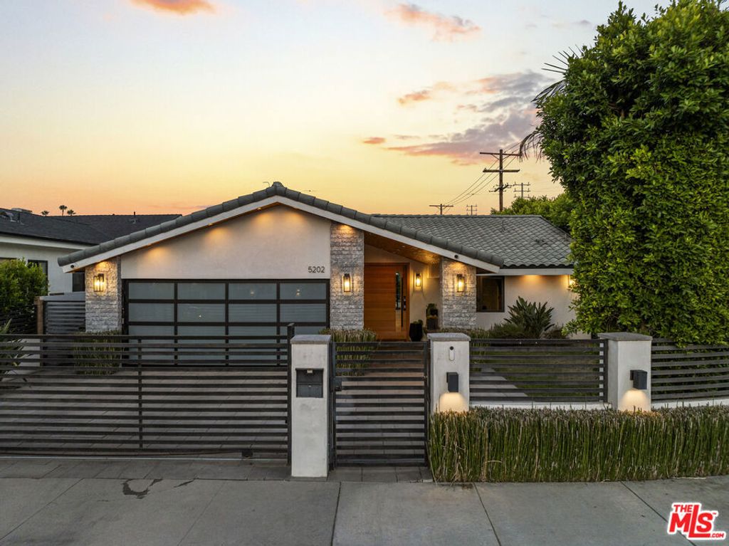 Photo of 5202 Beeman Avenue, Valley Village, CA 91607 (MLS # 25601287)