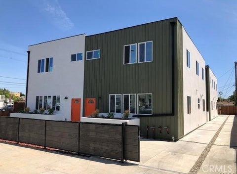 Photo of 800 1/2 W 65th St, Los Angeles, CA 90044 (MLS # PW26231097)