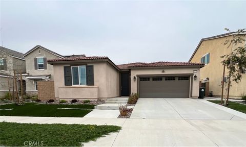 Photo of 16746 Mistletoe Ln, Fontana, CA 92336 (MLS # CV26018897)