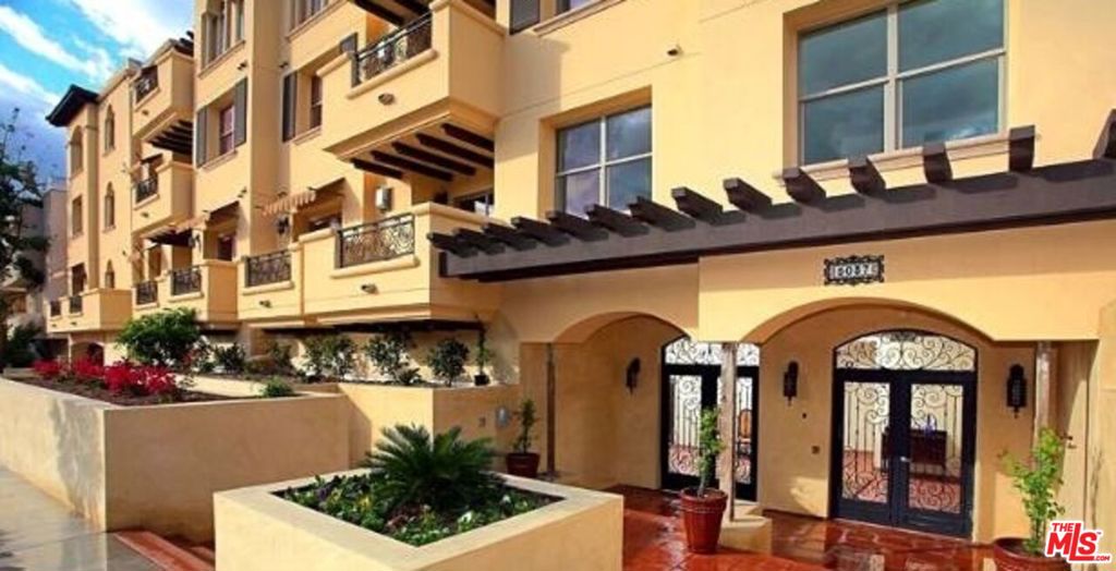 This prime top floor corner penthouse with 2 bedroom and 2 full baths with rustic maple hardwood floors and berber carpeted bedrooms, soaring high ceilings in master bedroom and living room with striking bright skylights. Spacious and open with private balcony. Stainless steel appliances, absolute black granite countertops, custom cherrywood cabinets and washer/dryer in unit. Walk in closets. meticulous grand entryway opens to ovely and private courtyard featuring fountains and gardens. Close to Larchment Village and Paramount Pictures. Must see!!
