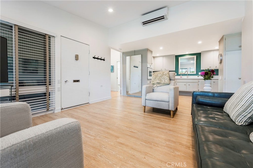 1800 Sunningdale 18B