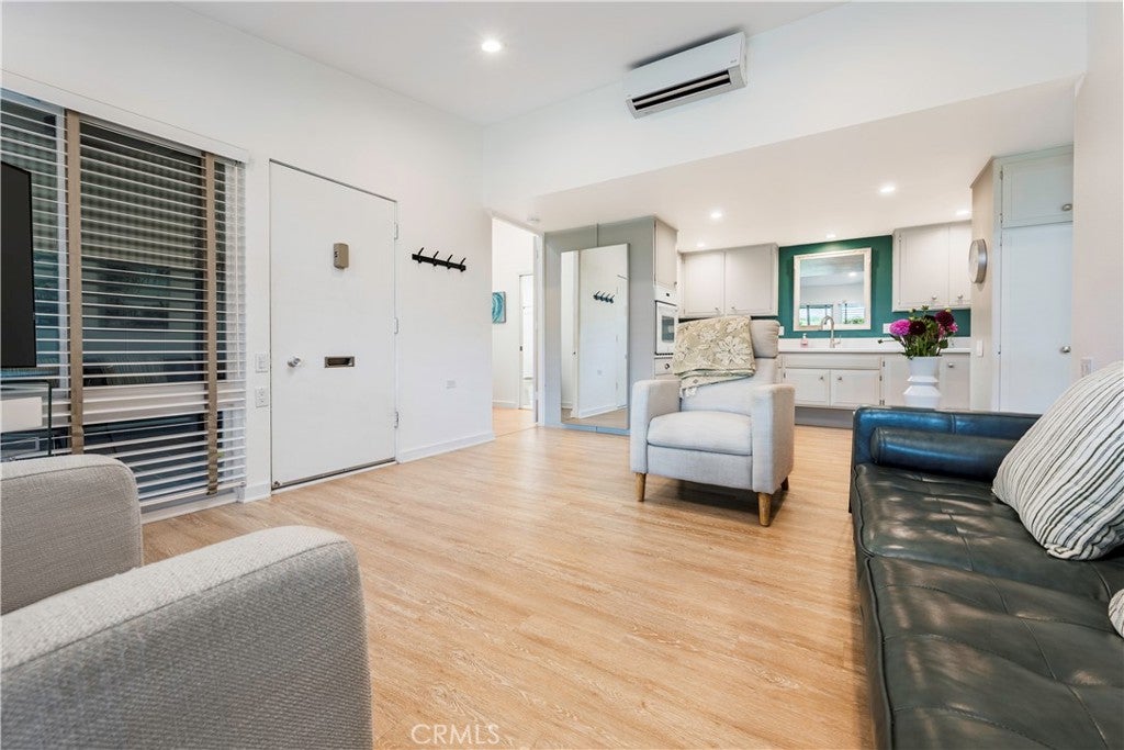 1800 Sunningdale 18B