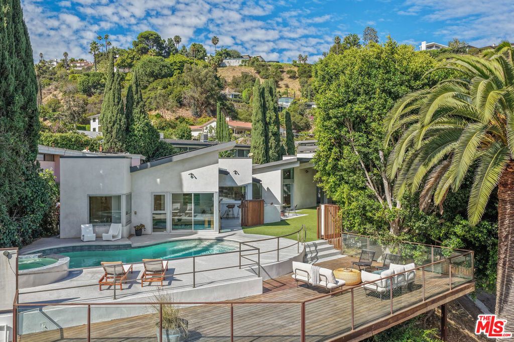 Photo of 2257 Chelan Drive, Los Angeles, CA 90068 (MLS # 25595567)