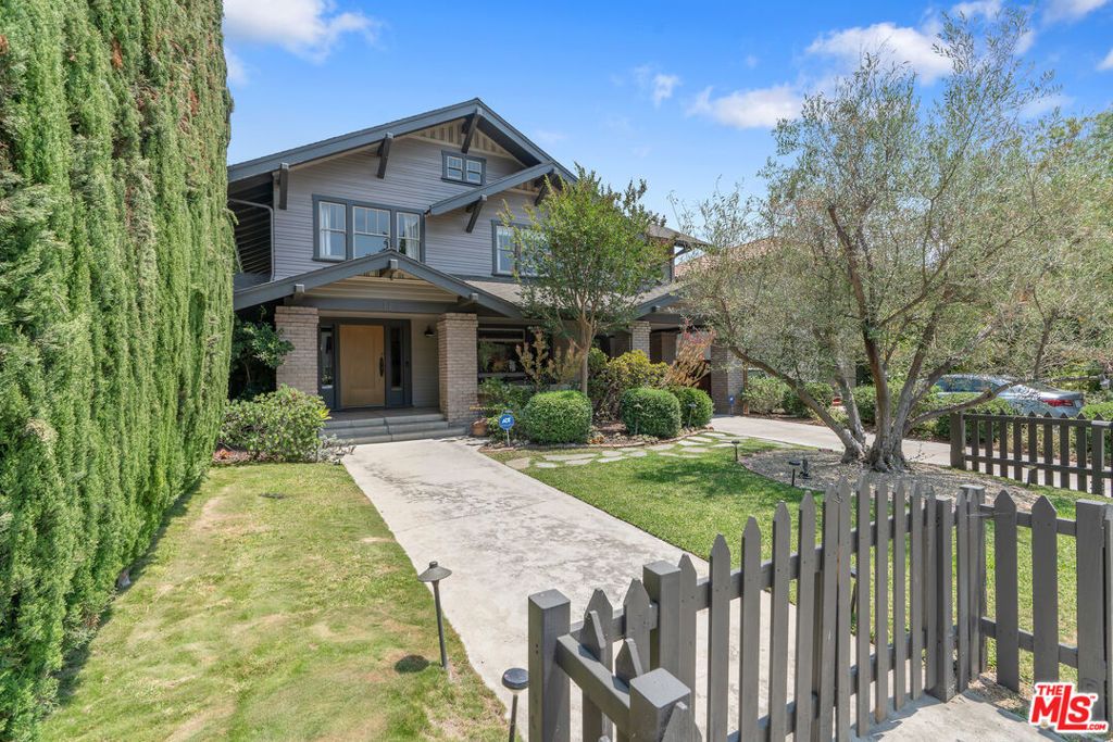 Photo of 676 S Bronson Avenue, Los Angeles, CA 90005 (MLS # 25591687)