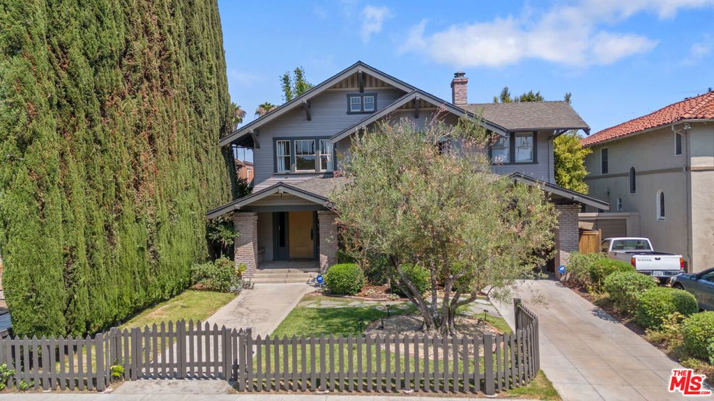 Photo of 676 S Bronson Avenue, Los Angeles, CA 90005 (MLS # 25591687)