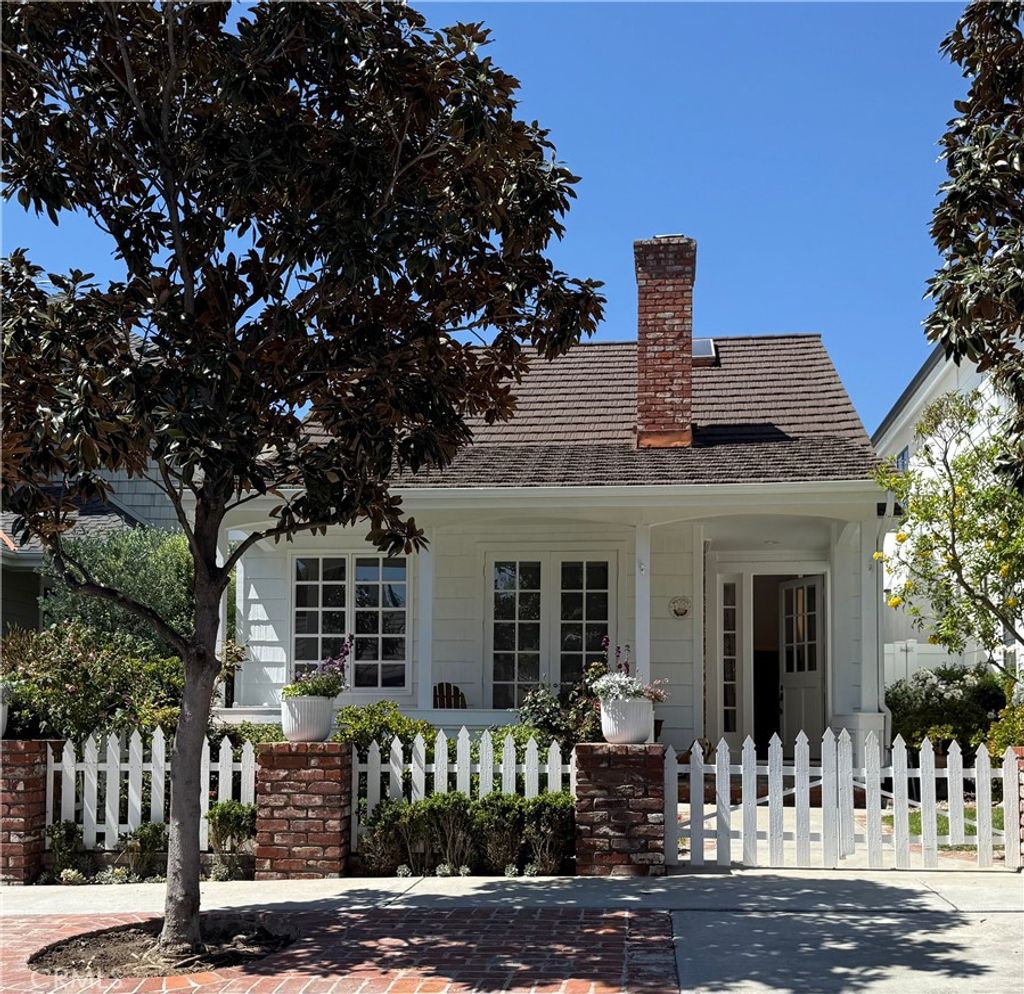 Photo of 505 Dahlia Avenue, Corona Del Mar, CA 92625 (MLS # NP26085046)