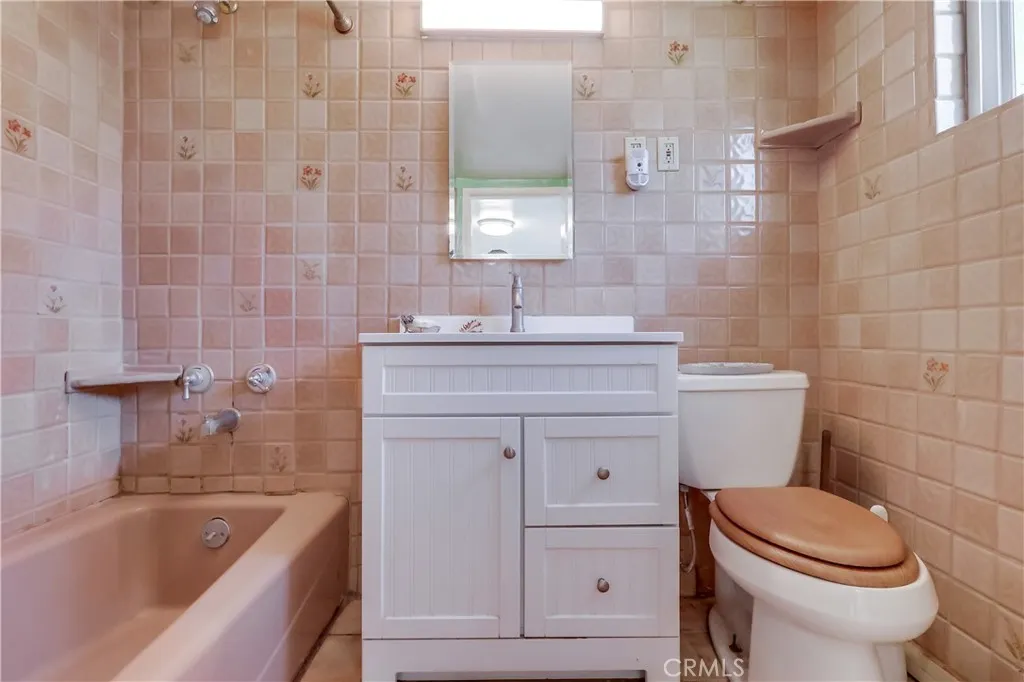 Sylmar, California 91342, United States, 2 Bedrooms Bedrooms, ,1 BathroomBathrooms,Residential,Active,189742