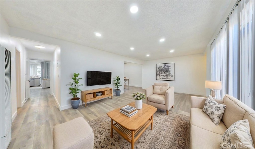 For Lease – 1648 Via Mirada #B, Fullerton, CA 92833
Lower-level 1 bedroom, 1 bath unit offering approx. 715 sq ft of living space in a well-maintained 4-plex. Features include a bright open layout and updated flooring with - Water and trash included - Convenient Fullerton location near shops, schools, and freeway access.