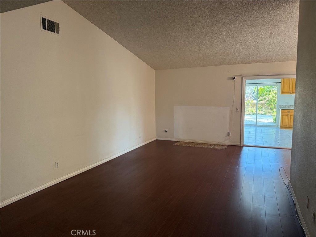 listing image 130723977681844802277