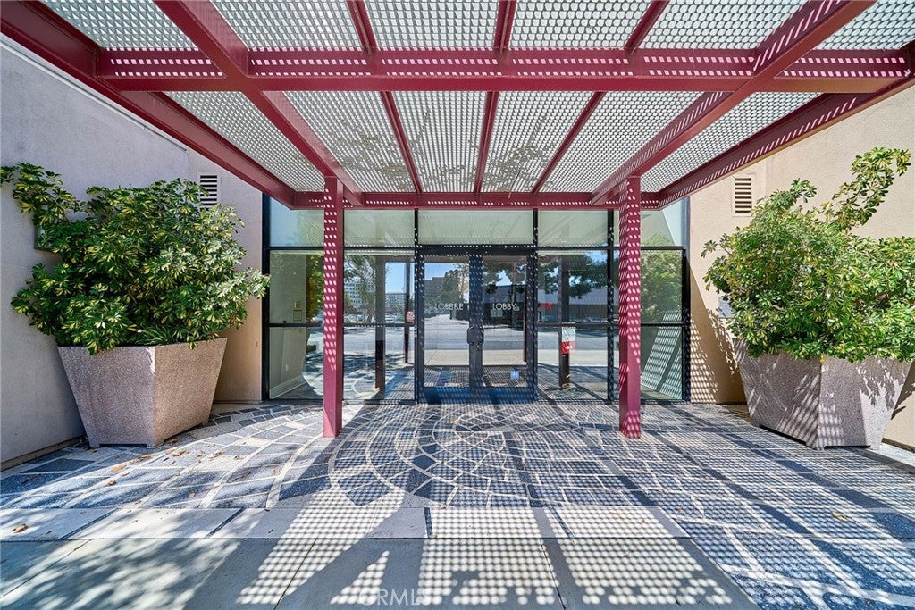 931 E Walnut 607