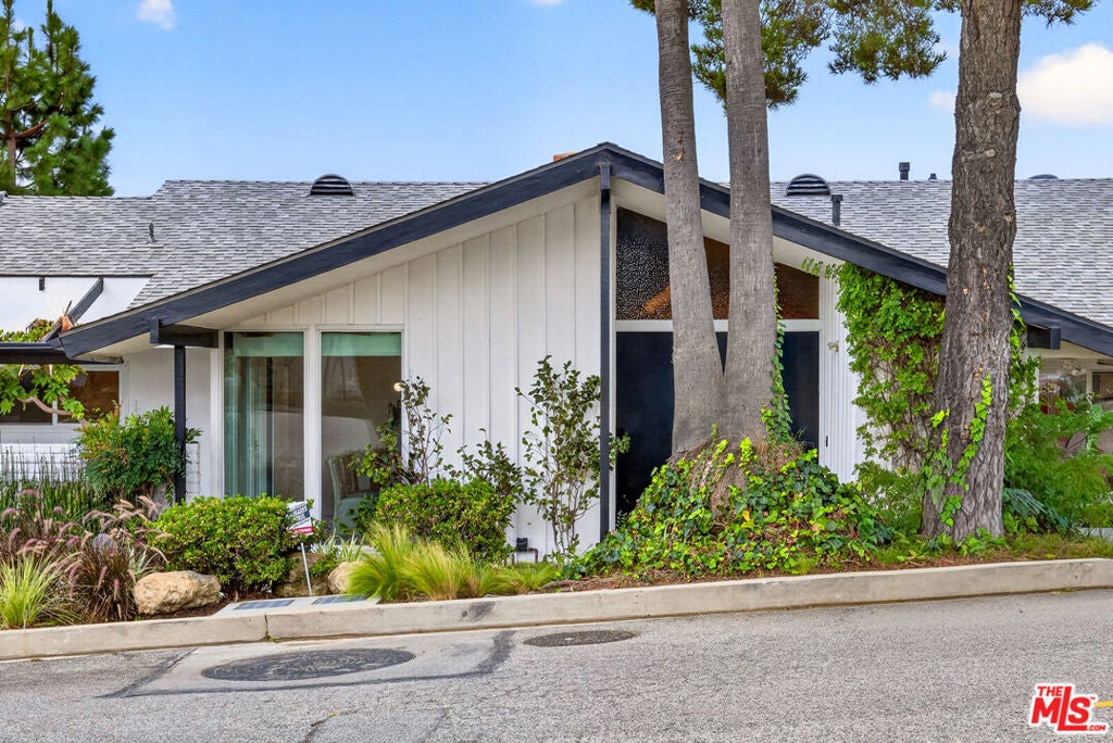 Photo of 2183 Westridge Road, Los Angeles, CA 90049 (MLS # 26104016)