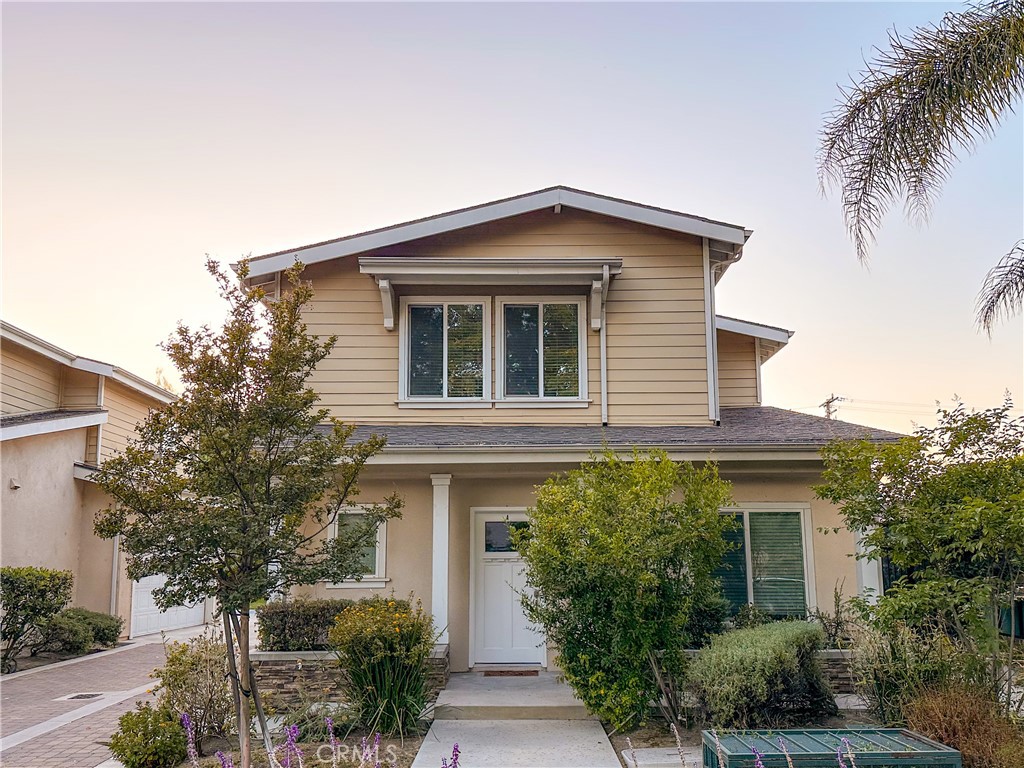 Front-unit 2-story townhouse built in 2015 with 2 bedrooms, 2.5 baths, and an attached 2-car garage (approx. 20' x 22').
Features include granite kitchen counters, black appliances (fridge, stove/oven, microwave, dishwasher), central air/heat, double-pane windows, and washer/dryer hookups in the garage. Vinyl flooring in kitchen/dining, carpet and ceiling fans in bedrooms.
Located near Disney, DreamWorks, ABC Studios, Griffith Park, LA Zoo, and more. Quick access to 134, I-5, Americana, and Glendale Galleria. Well-kept community with a shared picnic area.
